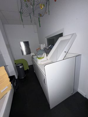 une photo d'une buanderie avec une machine à laver et un sèche-linge
