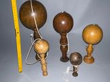 Trois boules en bois et un mètre ruban sont posés sur une table