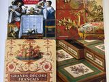 deux livres posés sur une table recouverte d'une nappe