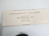 une étiquette apposée sur une table blanche sur laquelle est inscrit « Motorgraph Inc. »