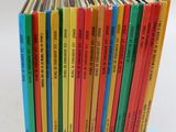 une personne qui tend la main vers une pile de livres pour enfants
