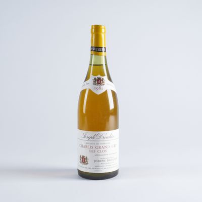 gros plan d'une bouteille de vin sur une surface blanche