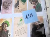 une photo d'un livre sur lequel figurent des images de femmes et de chats