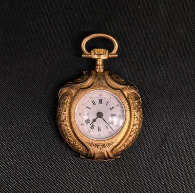 une montre de poche en or avec des chiffres romains