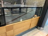 une vitrine en verre contenant des bougies