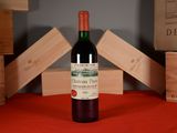 une bouteille de vin posée sur une table