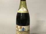 une bouteille de vin posée sur une table