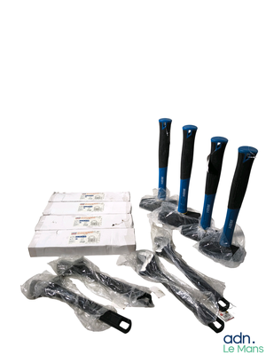 quatre raquettes de tennis noires et bleues et une boîte de balles de tennis blanches et bleues