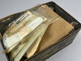 une boîte en métal contenant une pile de papiers
