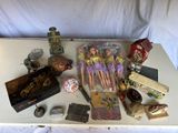 une table sur laquelle se trouvent de nombreux objets