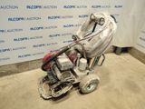 une machine posée par terre devant un mur