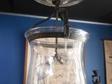 un verre suspendu au plafond dans une pièce