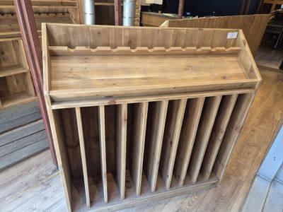 une étagère en bois sur laquelle sont posées plusieurs barres en bois