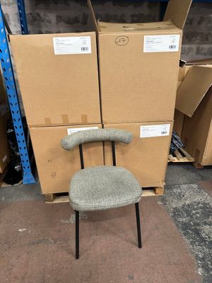 une pile de cartons et une chaise dans un entrepôt