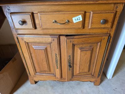 une armoire en bois sur laquelle est accrochée une étiquette de prix