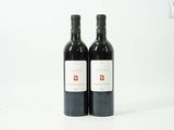 deux bouteilles de vin posées l'une à côté de l'autre sur une table