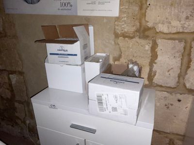 Deux appareils chauffe cire avec recharges.