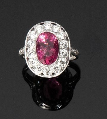 Bague ovale en rubis et diamants