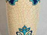 un vase bleu et blanc orné d'une fleur bleue