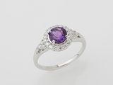 une bague ovale sertie d'un améthyste et d'un diamant, sur fond blanc