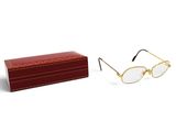 une paire de lunettes et une boîte sur fond blanc