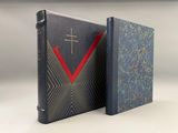 un gros plan sur un livre surmonté d'une croix