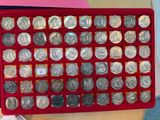 une boîte rouge remplie de nombreuses pièces posée sur une table
