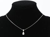 un collier avec un pendentif en forme de larme autour du cou d'un mannequin