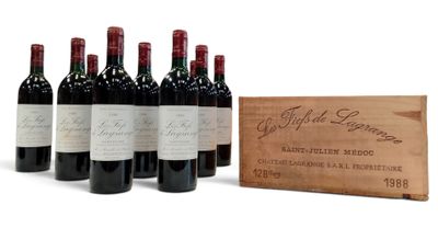 six bouteilles de vin rouge et une caisse en bois de vin