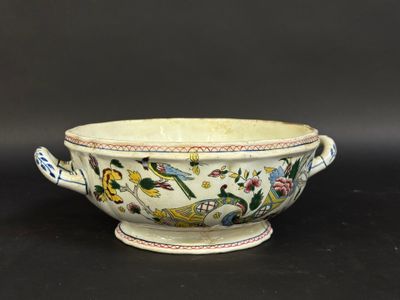 Faïencerie de GIEN Légumier en faïence à décor polychrome de…