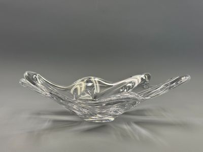 une image représentant un bol en verre transparent orné d'un oiseau