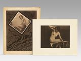 une vieille photo en noir et blanc représentant une femme nue assise sur un tabouret