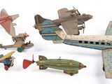 beaucoup de petits avions jouets posés sur une surface blanche