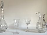 trois verres à vin et une carafe posés sur une table