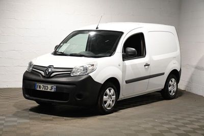 la photo d'une camionnette blanche garée dans un garage