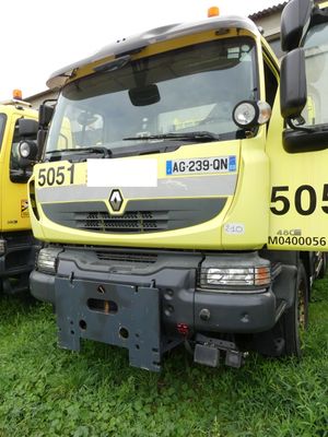 deux camions jaunes garés l'un à côté de l'autre sur l'herbe