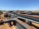 un gros plan d'une grande structure métallique sur un terrain en terre battue