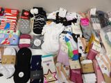 de nombreuses paires de chaussettes et des chaussettes posées sur la table