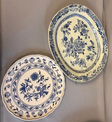 deux assiettes bleues et blanches ornées de motifs floraux posées sur une table