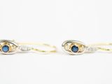 une paire de boucles d'oreilles en saphir bleu et diamants sur fond blanc