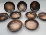 six petits bols marron posés sur une table blanche