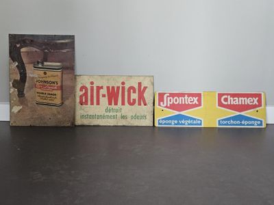 trois boîtes d'Air Wick et une boîte de Chamex posées sur une table