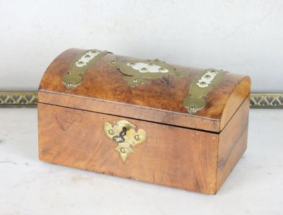 une petite boîte en bois ornée d'un motif floral
