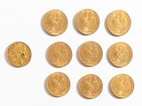plusieurs pièces d'or sont disposées en cercle sur une surface blanche