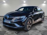 une voiture noire garée dans un garage au sol en damier