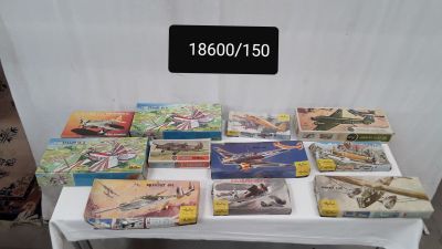 une table sur laquelle sont posés de nombreux livres, avec une pancarte posée dessus