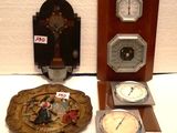 de nombreuses horloges différentes exposées sur une table
