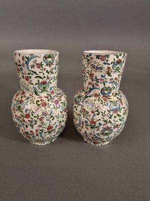 deux vases posés l'un à côté de l'autre sur une table