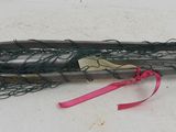 un filet de pêche auquel est attaché un ruban rose