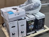 de nombreux cartons contenant du matériel électronique sur une palette dans un entrepôt
